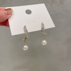 Long Sweet Pearl Modelling Elegant Earrings