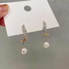 Long Sweet Pearl Modelling Elegant Earrings